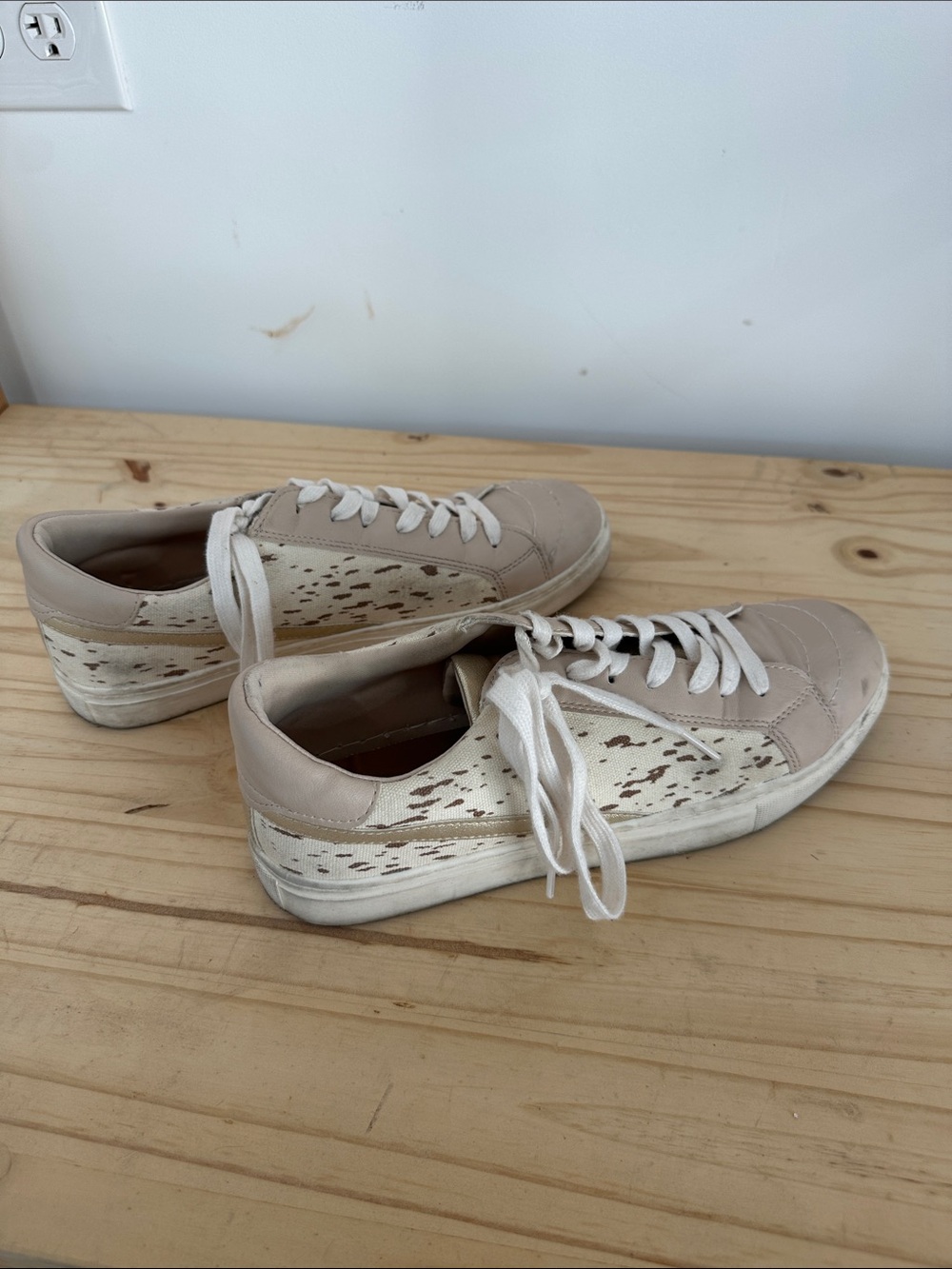 Universal Thread Beige and White Low-Top Sneakers with Speckle Detail
